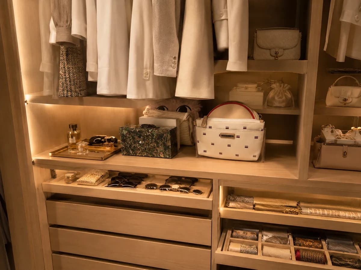 Closet feminino com bolsas em nichos, gaveta de óculos e acessórios organizados, projeto da Silvana Organizer em São Paulo